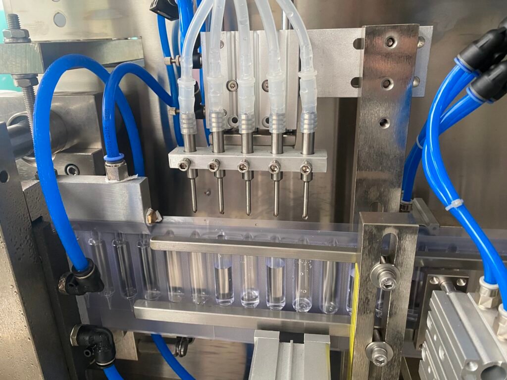 Servo-controlled filling into twin-film blister bottle cavities on a small FFS blister machine