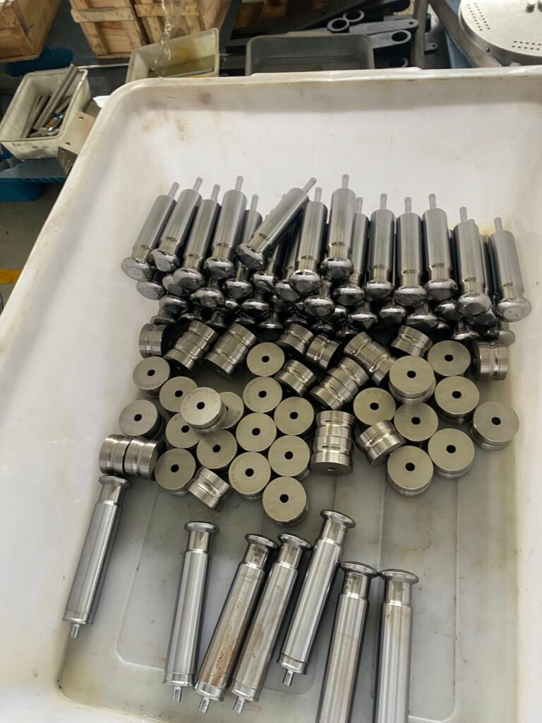 The molds on the tablet press are suitable for pressing tablets and candies